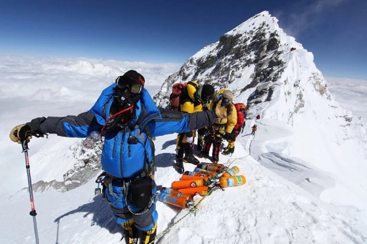 เปิดโปงขบวนการไกด์เอเวอเรสต์วางยานักปีนเขา จัดฉากเรียกฮอฯ กู้ภัยปลอม หวังเคลมเงินประกันกว่า 20 ล้านดอลลาร์ (ราว 653 ล้านบาท) ทำลายฝันผู้พิชิตยอดเขาสูงที่สุดในโลก Credit ภาพ AFP