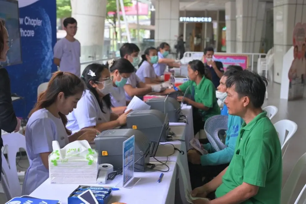 จุฬาฯ ยกระดับคุณภาพชีวิตแรงงาน จัดตรวจสุขภาพ และให้บริการด้านต่าง ๆ ฟรี! กลางสยามสแควร์