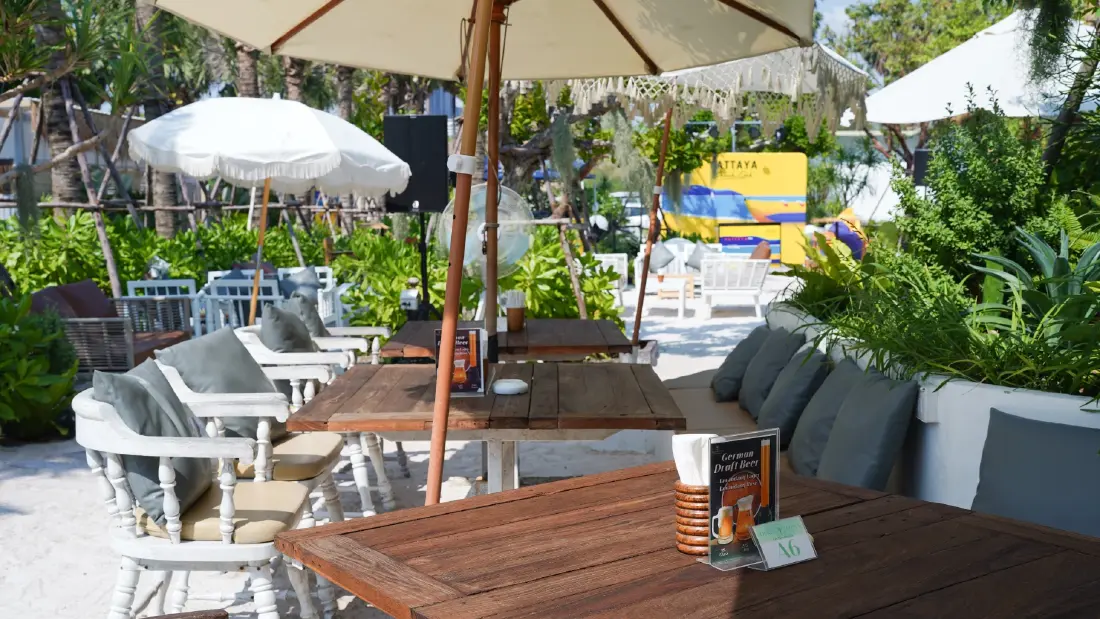 FOLKS ON THE BEACH หาดดงตาล พัทยา 