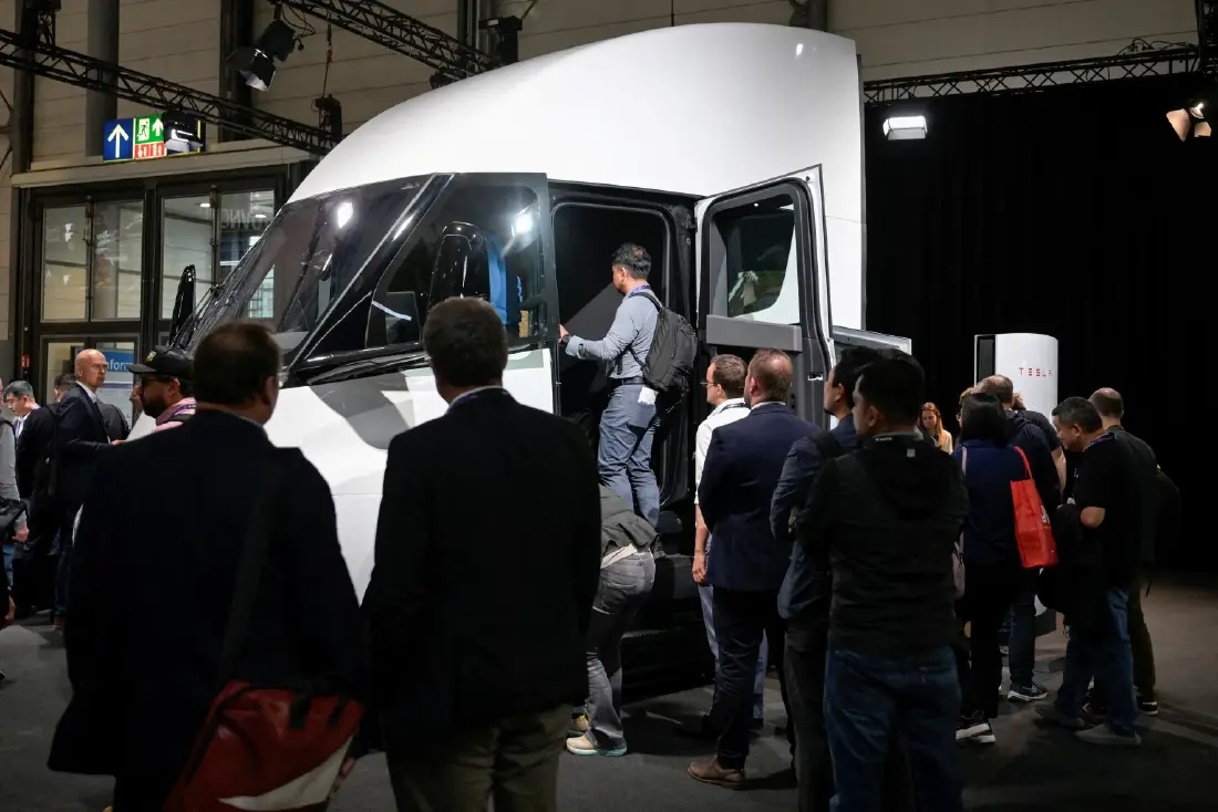 เปิดสเปก-ราคา "Tesla Semi" รถบรรทุกไฟฟ้าคันแรกของเทสลา วิ่งได้ไกล 800 กม.