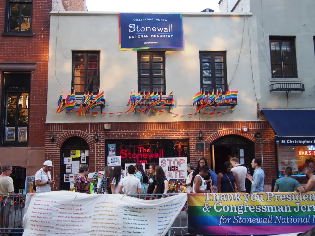 Stonewall Inn บาร์เกย์ที่จุดไฟแห่งศักดิ์ศรีให้ LGBTQ+