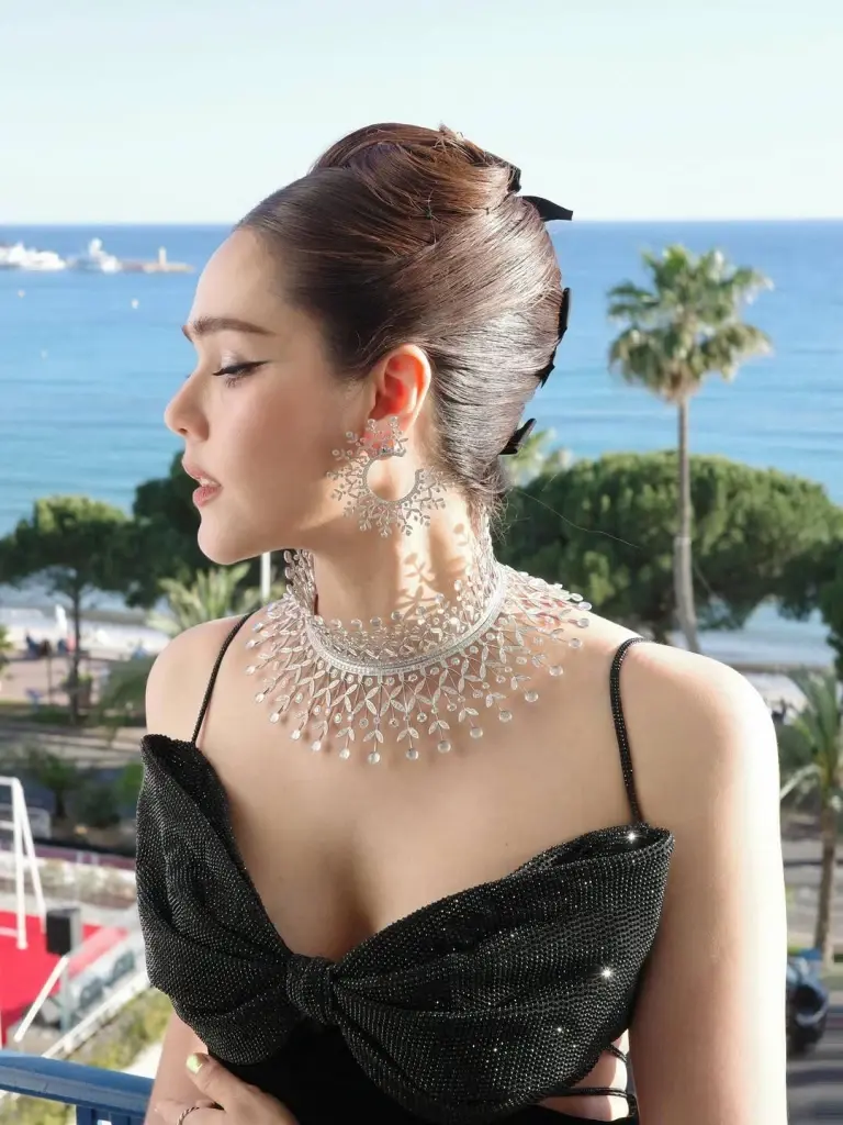 ความลับหลังพรมแดงคานส์ 'ชมพู่ อารยา' สวยเป๊ะสวนทางวิกฤต ด้วยเมคอัพติดตัว