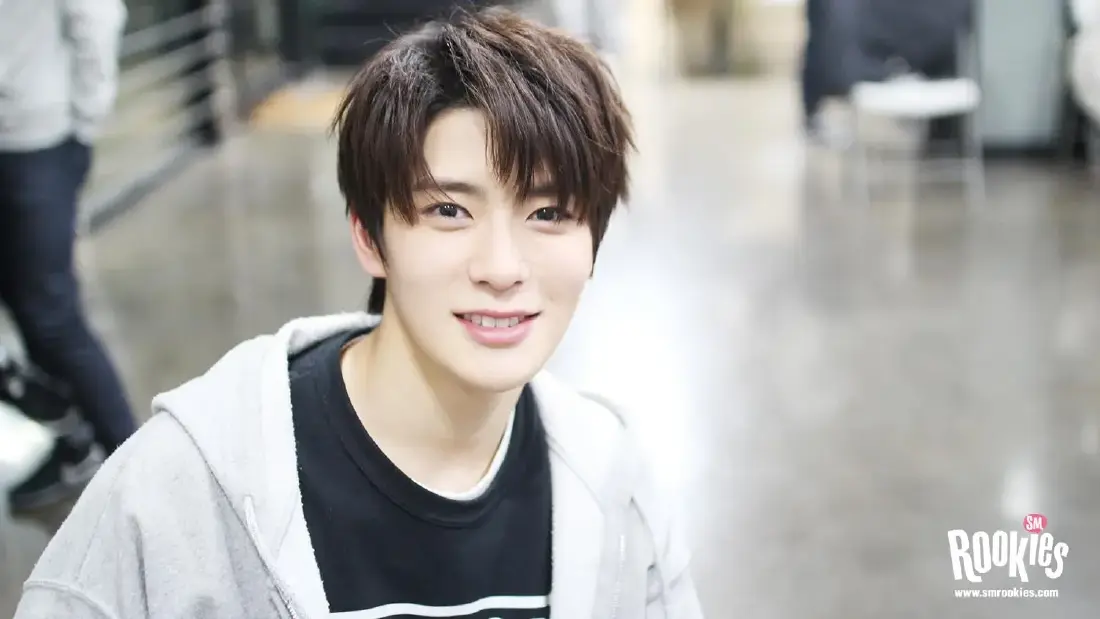 ย้อนเส้นทาง ‘แจฮยอน NCT’ บทพิสูจน์การเติบโตของศิลปินผู้เชื่อมโลกดนตรีและแฟชั่น