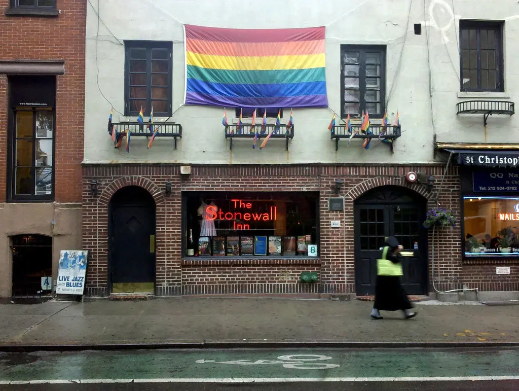 Stonewall Inn บาร์เกย์ที่จุดไฟแห่งศักดิ์ศรีให้ LGBTQ+