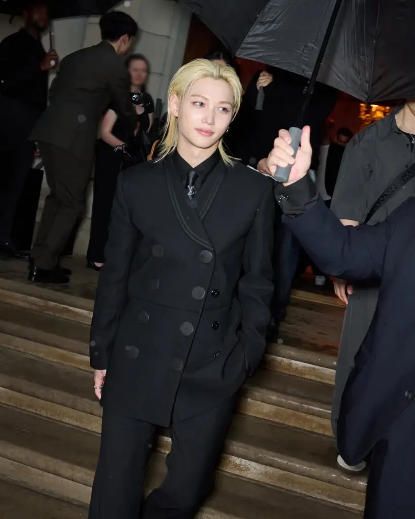 เจาะลุคแฟชั่นสุดปังของ ‘ฟีลิกซ์ Stray Kids’ จากแบรนด์หรูสู่แคมเปญระดับโลกกับ FIFA
