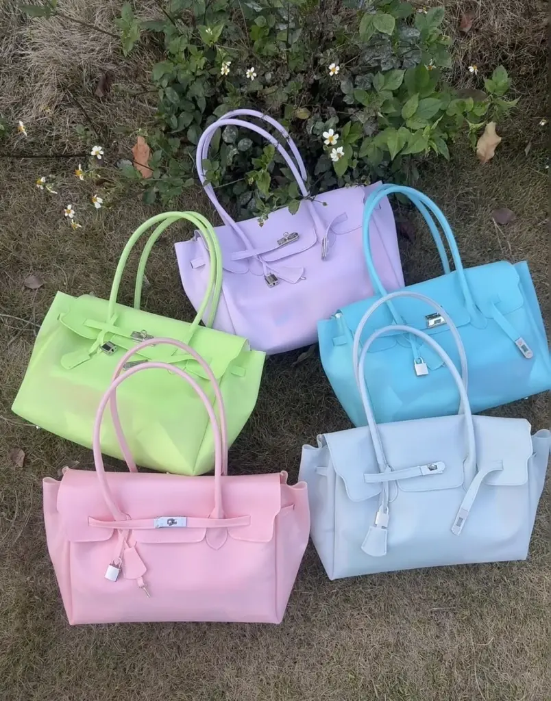 ทำไมใครๆ ก็หิ้ว Jelly Firkin Bag? ส่องไอเทมฮิตรับหน้าร้อน 2026