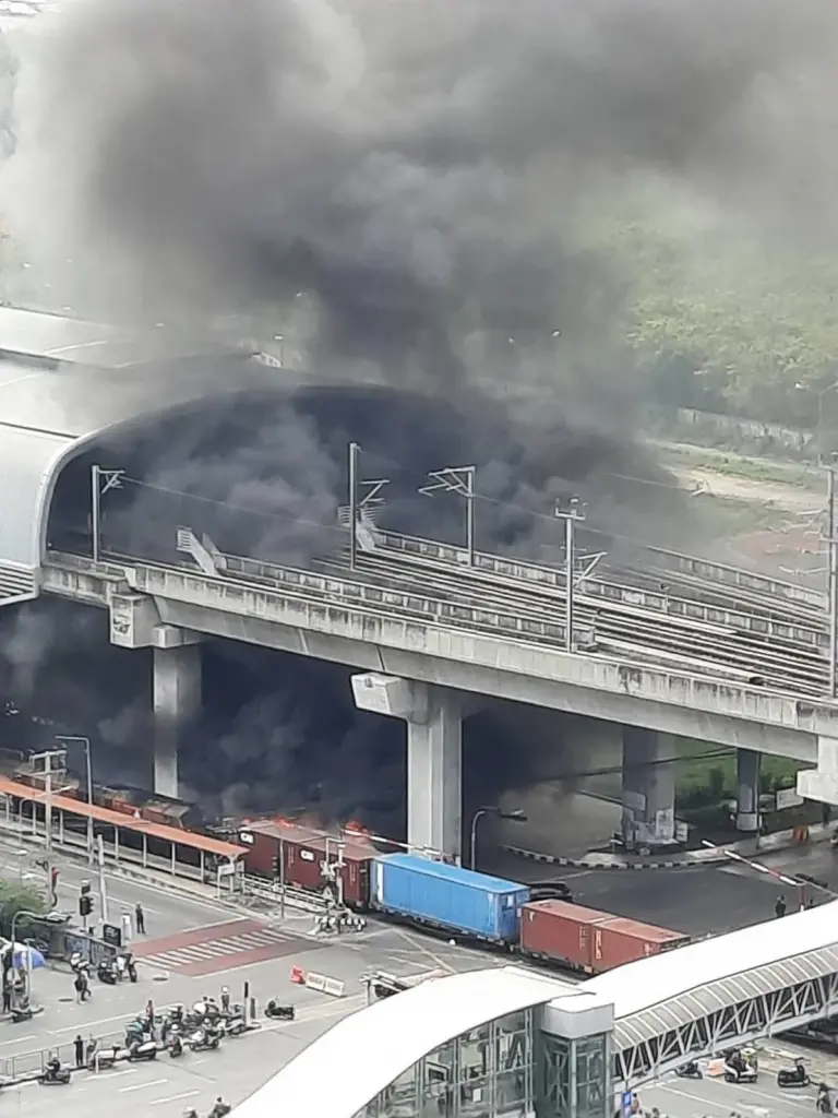 รถไฟชนรถเมล์-รถหลายคัน บริเวณ ไฟลุกท่วมรุนแรงแยกมักกะสัน