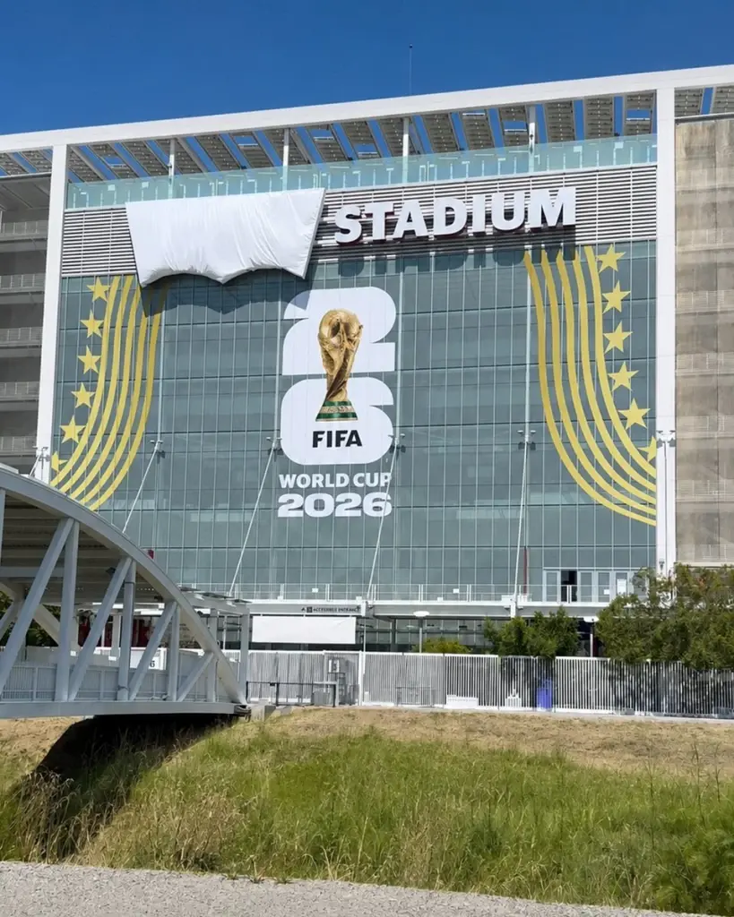 เปิดเหตุผล ทำไม? FIFA สั่งปิดโลโก้ Levi's กลางสนามแข่งบอลโลก 2026