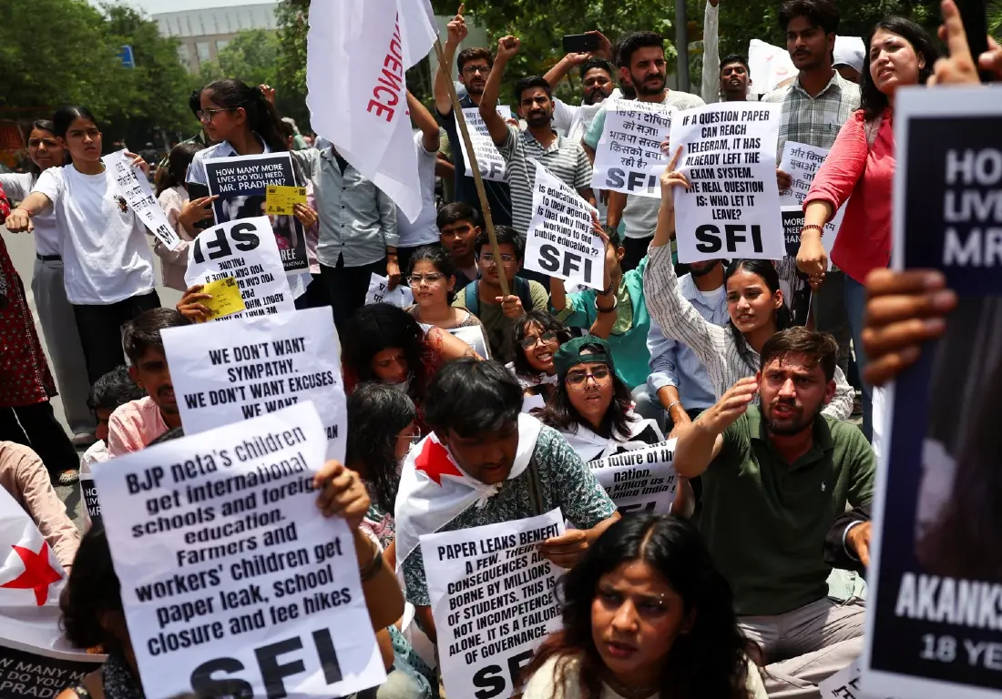 สมาชิกของสหพันธ์นักศึกษาแห่งอินเดีย (SFI) ประท้วงต่อต้านการจัดการสอบที่ไม่เป็นธรรม | ภาพจาก Reuters