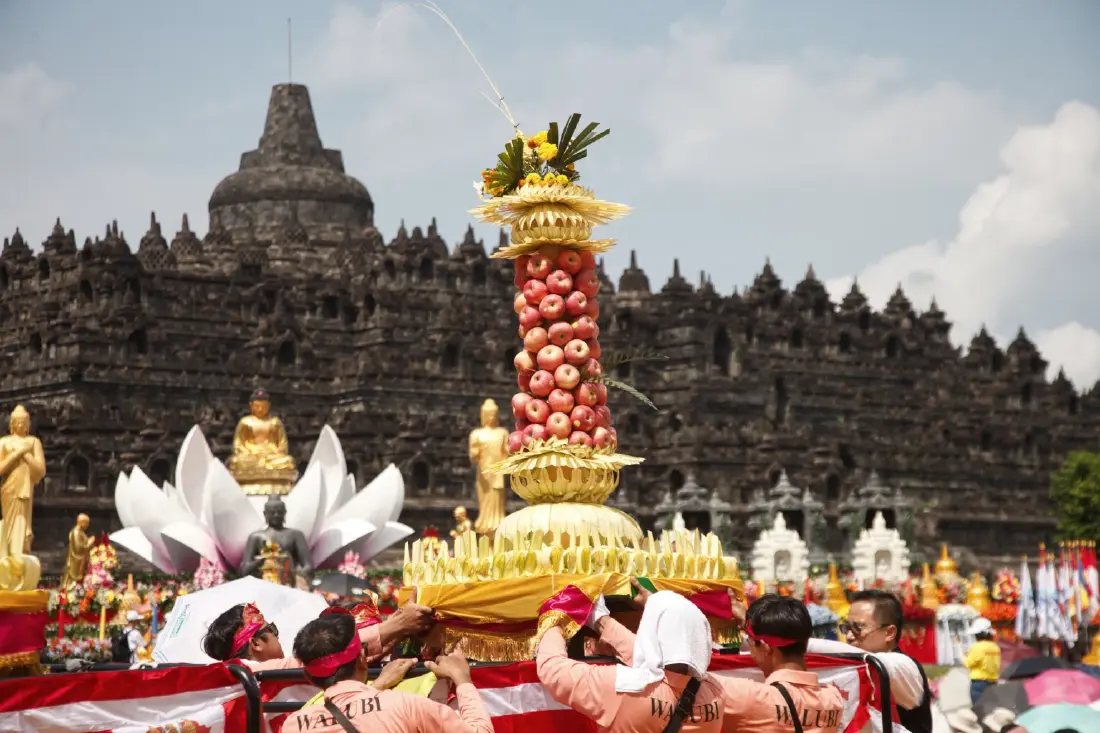 วิสาขบูชา ณ บุโรพุทโธ ความยิ่งใหญ่ของเทศกาลพุทธศาสนาในดินแดนมุสลิม