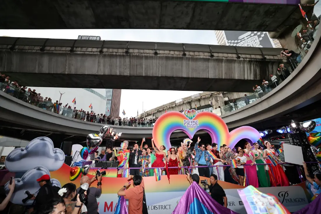 'LOVE PRIDE 2026' เปลี่ยน EM DISTRICT เป็นแลนด์มาร์ก Pride ใจกลางกรุง