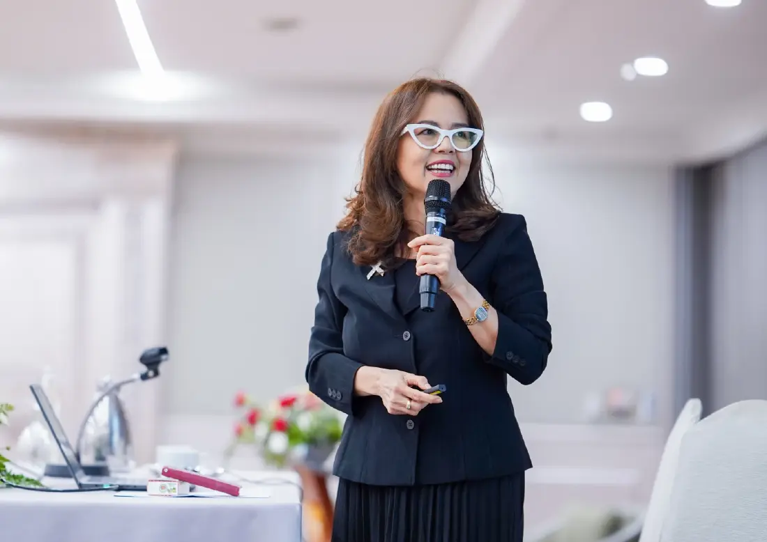 รองศาสตราจารย์ ดร.อักษรศรี พานิชสาส์น ผู้เชี่ยวชาญด้านเศรษฐกิจจีน  