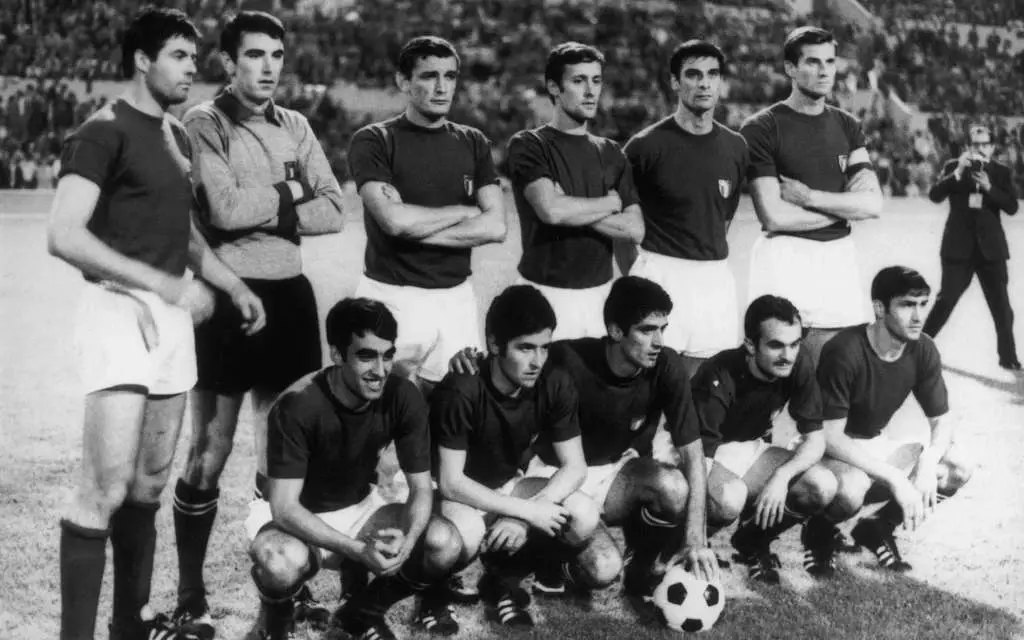 กรุงโรม สนามโอลิมปิก 10 มิถุนายน 1968 — ขุนพลทีมชาติอิตาลีลงสนามก่อนการแข่งขันนัดชิงชนะเลิศฟุตบอลชิงแชมป์แห่งชาติยุโรป 1968