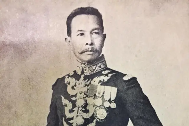 กำนันคนแรกของประเทศไทย คือ หลวงราชภพ (พระยารัตนกุลอดุลยภักดี หรือ นายจำรัส รัตนกุล) กำนันประจำตำบลบ้านเลน