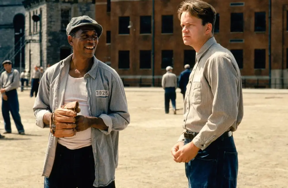  The Shawshank Redemption ภาพยนตร์ที่พูดถึงชีวิตนักโทษ แม้ไม่ได้ออสการ์สักตัว แต่ผู้คนต่างยกให้เป็นหนึ่งในหนังที่ดีที่สุดตลอดกาล  เต็มไปด้วยพลังแห่งความหวังและการบอกต่อ 