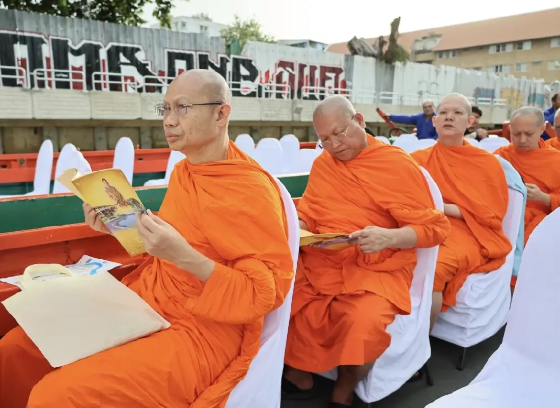 โครงการพระราชดำริ ตามพระบรมราโชบาย อาราธนาพระภิกษุสงฆ์ 120 รูป ล่องเรือศึกษาคู คลองในเกาะรัตนโกสินทร์ 10 ปี