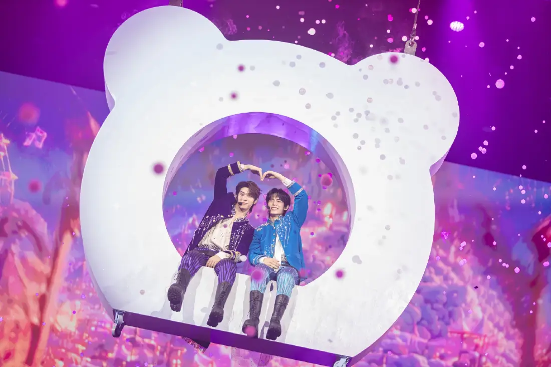 จัดเต็มเกินฝัน! 'ตี๋ตี๋-ป๋อ' นำทีม 7หนุ่ม โชว์ความสุขล้นเวที 'DUANG GO ROUND Presented by True5G’