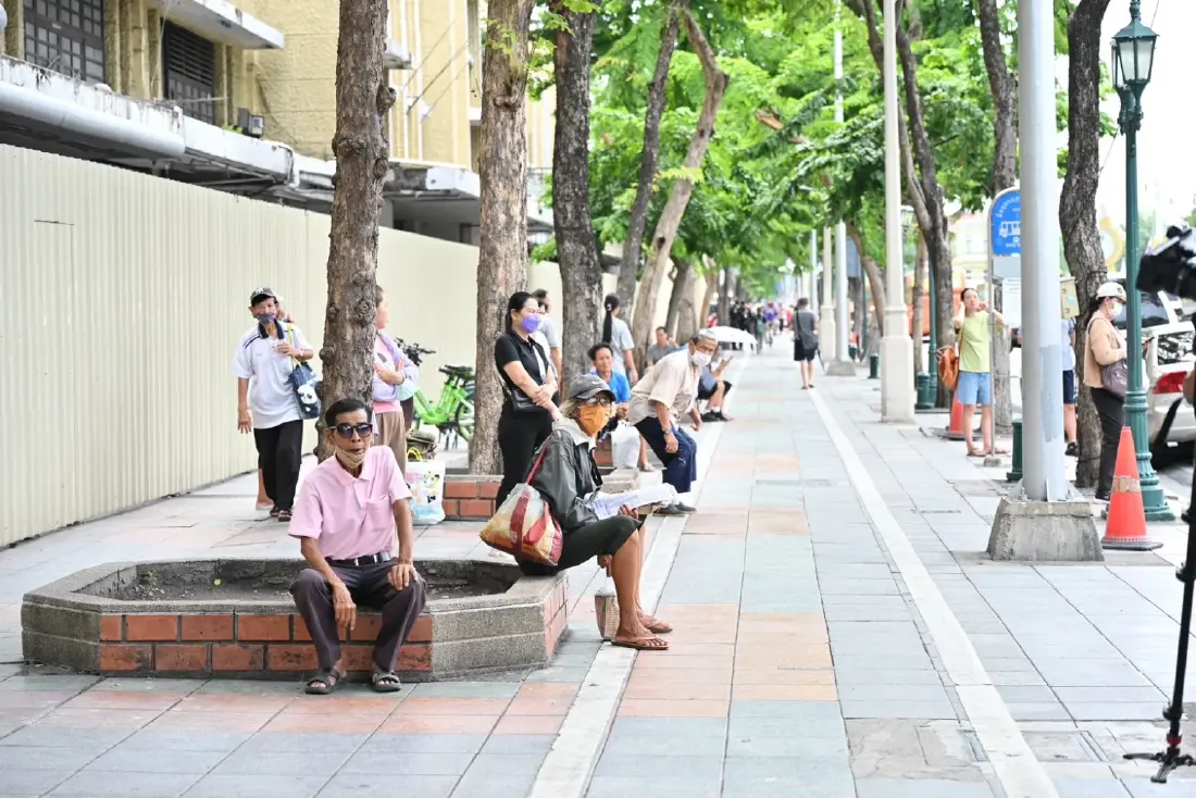 กทม.เบรกแจกอาหารคนไร้บ้านริมราชดำเนิน หวั่นปัญหาความปลอดภัย