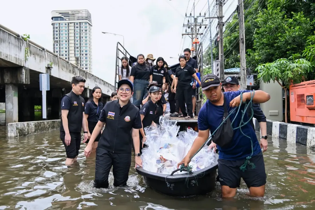 กรมพัฒนาที่ดินลุยน้ำท่วม มอบถุงยังชีพ-อาหาร 1,000 ชุด ช่วย 5 ชุมชน จตุจักร-บางเขน