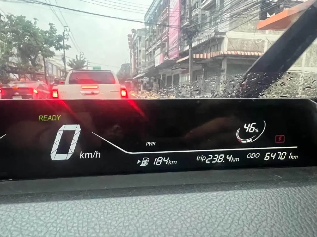 วิธีเอาตัวรอด 'รถ EV จอดแช่น้ำท่วม' ควรทำยังไง? ห้ามทำอะไรบ้าง