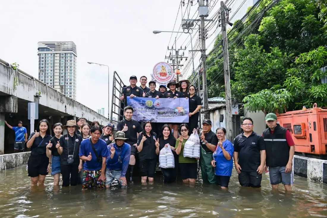กรมพัฒนาที่ดินลุยน้ำท่วม มอบถุงยังชีพ-อาหาร 1,000 ชุด ช่วย 5 ชุมชน จตุจักร-บางเขน