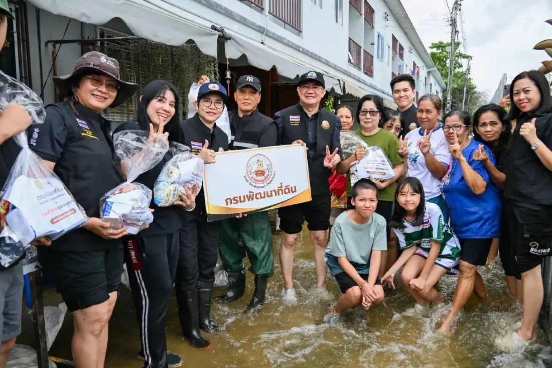 กรมพัฒนาที่ดินลุยน้ำท่วม มอบถุงยังชีพ-อาหาร 1,000 ชุด ช่วย 5 ชุมชน จตุจักร-บางเขน