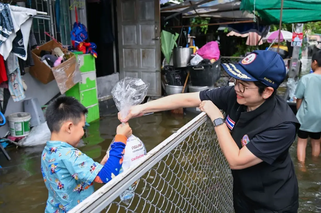 กรมพัฒนาที่ดินลุยน้ำท่วม มอบถุงยังชีพ-อาหาร 1,000 ชุด ช่วย 5 ชุมชน จตุจักร-บางเขน