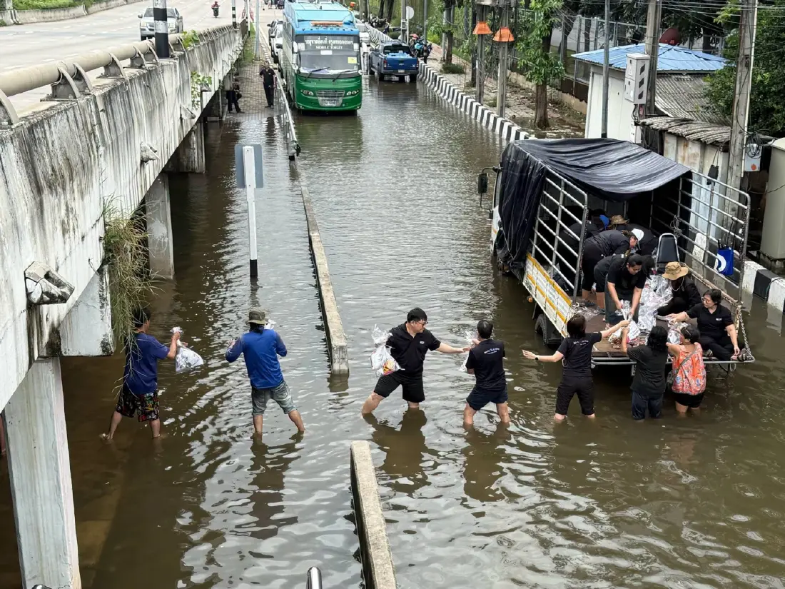 กรมพัฒนาที่ดินลุยน้ำท่วม มอบถุงยังชีพ-อาหาร 1,000 ชุด ช่วย 5 ชุมชน จตุจักร-บางเขน