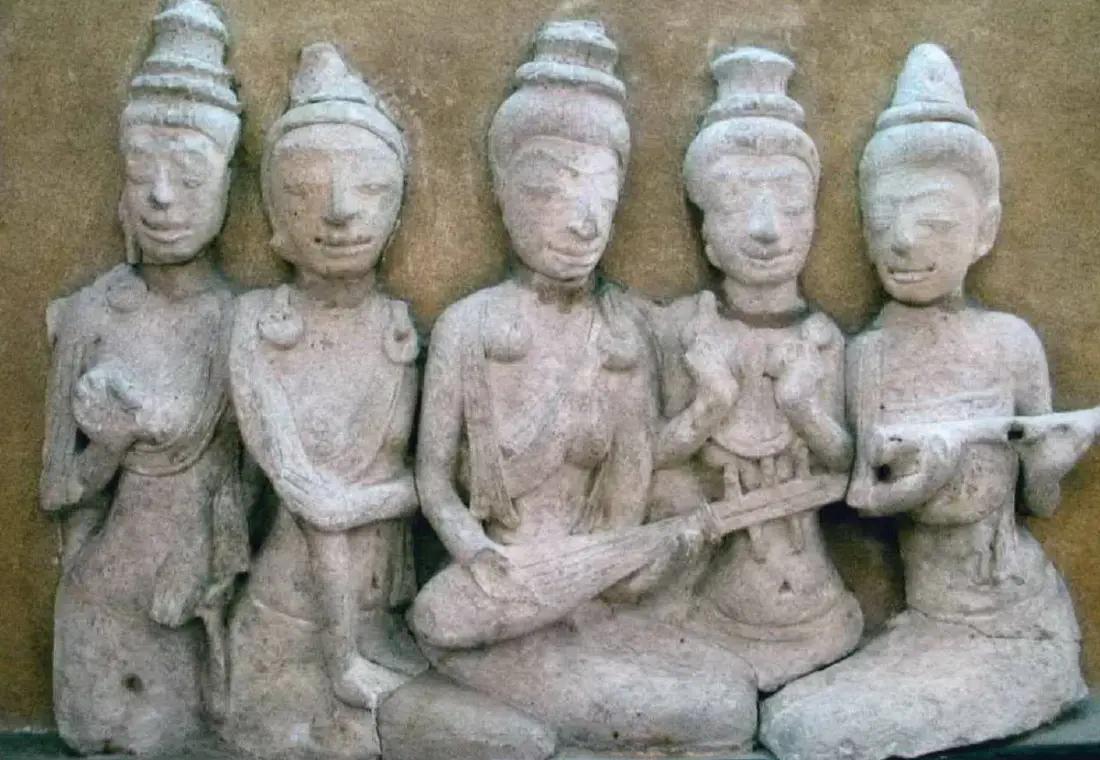 ภาพปูนปั้นรูปนักดนตรีหญิง โบราณสถานหมายเลข ๑๐ เมืองโบราณคูบัว จังหวัดราชบุรี สมัยทวารวดี พุทธศตวรรษที่ ๑๓ - ๑๔