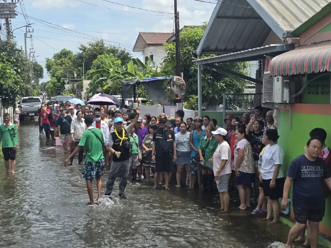 กมธ.ทหารฯ วุฒิสภา ลงคลองสามวา ช่วยน้ำท่วมกว่า 1,000 ครัวเรือน