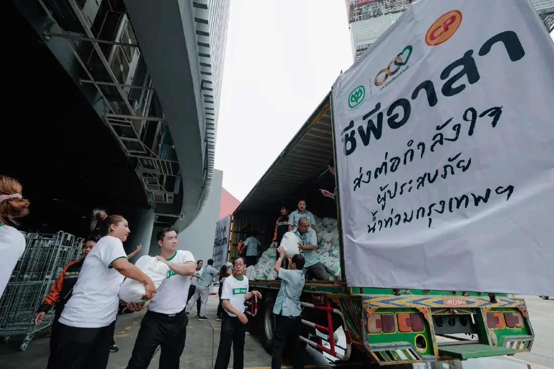 'ศุภชัย' นำทัพ 'ซีพีอาสา' แพ็กถุงกำลังใจ ลงพื้นที่ช่วยเหลือผู้ประสบน้ำท่วมกรุงเทพฯ