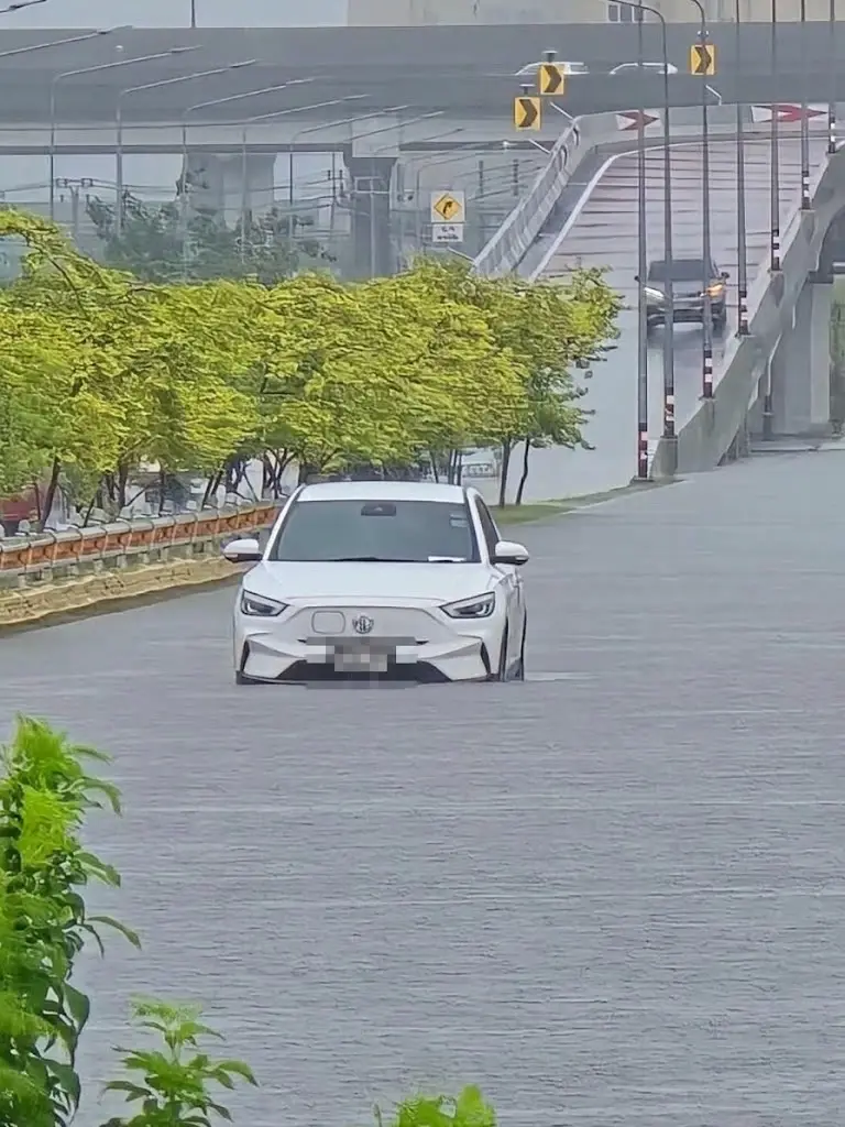 วิธีเอาตัวรอด 'รถ EV จอดแช่น้ำท่วม' ควรทำยังไง? ห้ามทำอะไรบ้าง