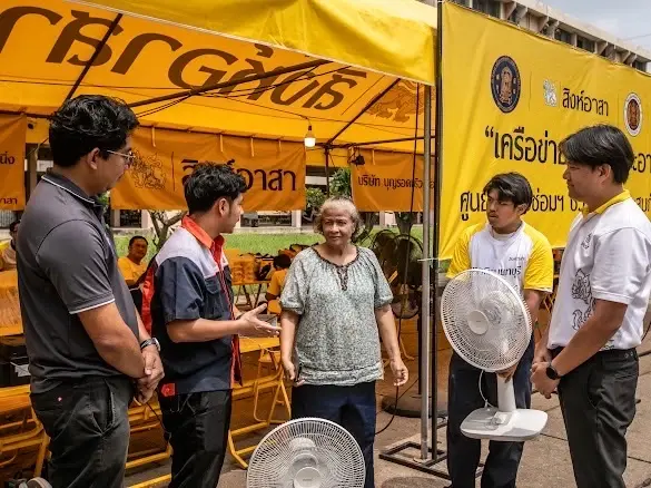 'เด็กช่างสิงห์อาสา' ลุยซ่อมเครื่องไฟฟ้า-เครื่องยนต์หลังน้ำท่วมให้ชาวแฟลตคลองจั่น