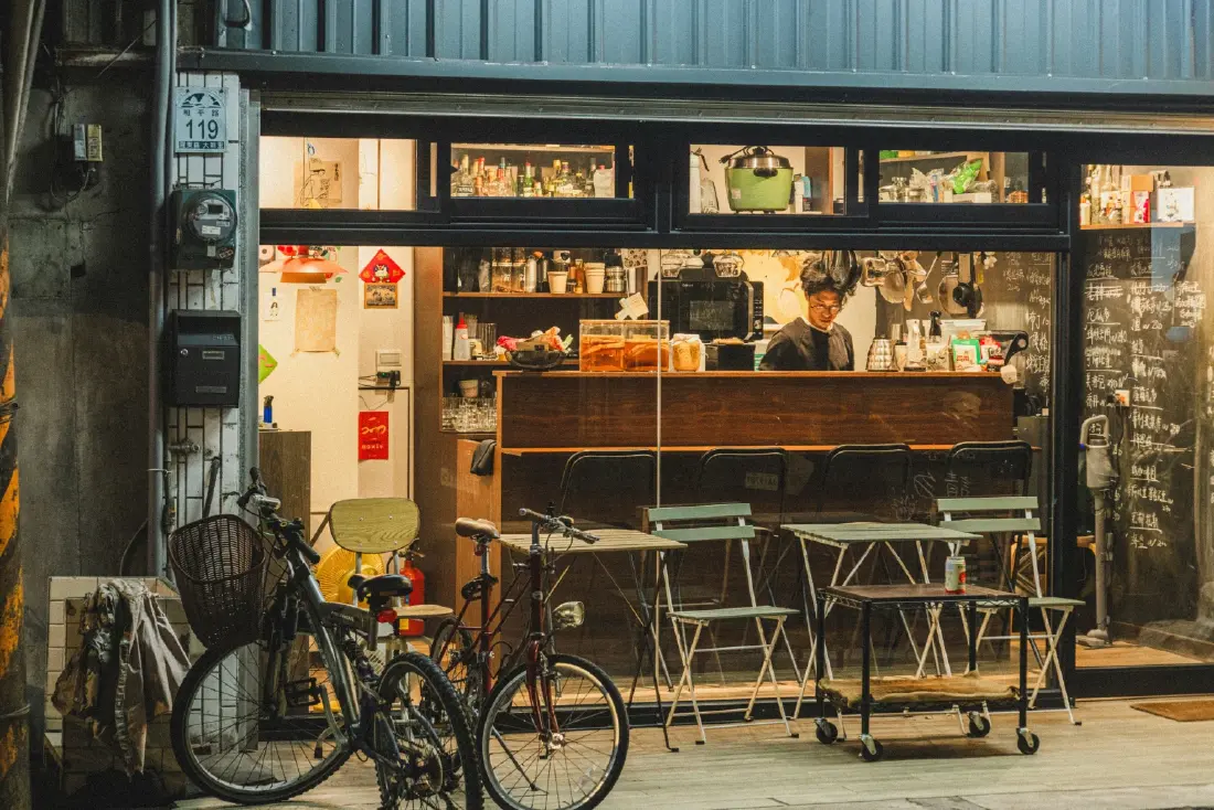 Gen Z คนรุ่นใหม่ โหยหา 'Third Place' หนีหน้าจอ เข้าคาเฟ่อ่านหนังสือ