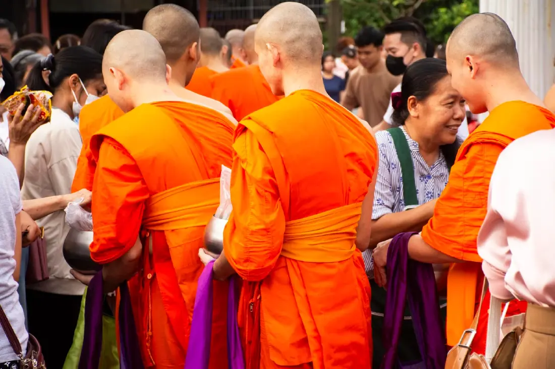 ทำไมไทยเป็นสังคมแห่งการบริจาค เมื่อการให้ทานผูกเรื่องบุญ