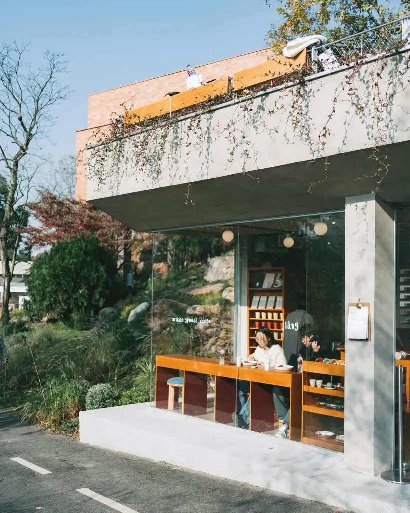 Gen Z คนรุ่นใหม่ โหยหา 'Third Place' หนีหน้าจอ เข้าคาเฟ่อ่านหนังสือ