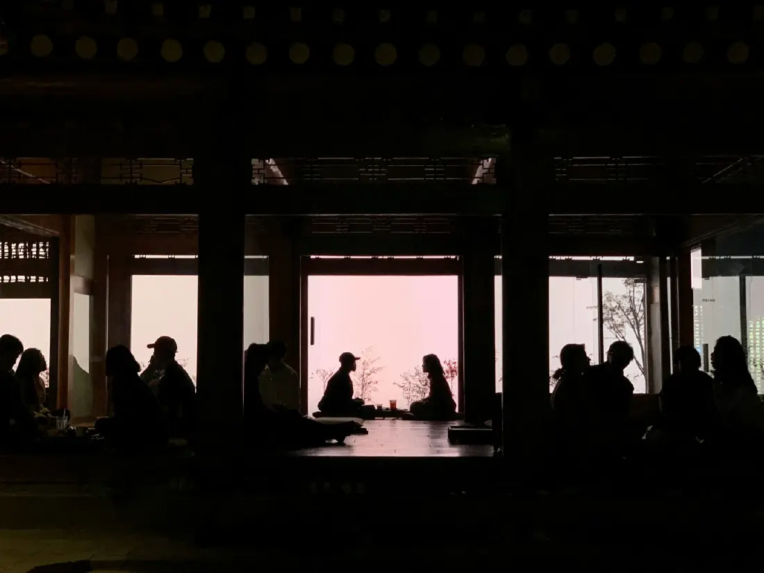 Gen Z คนรุ่นใหม่ โหยหา 'Third Place' หนีหน้าจอ เข้าคาเฟ่อ่านหนังสือ