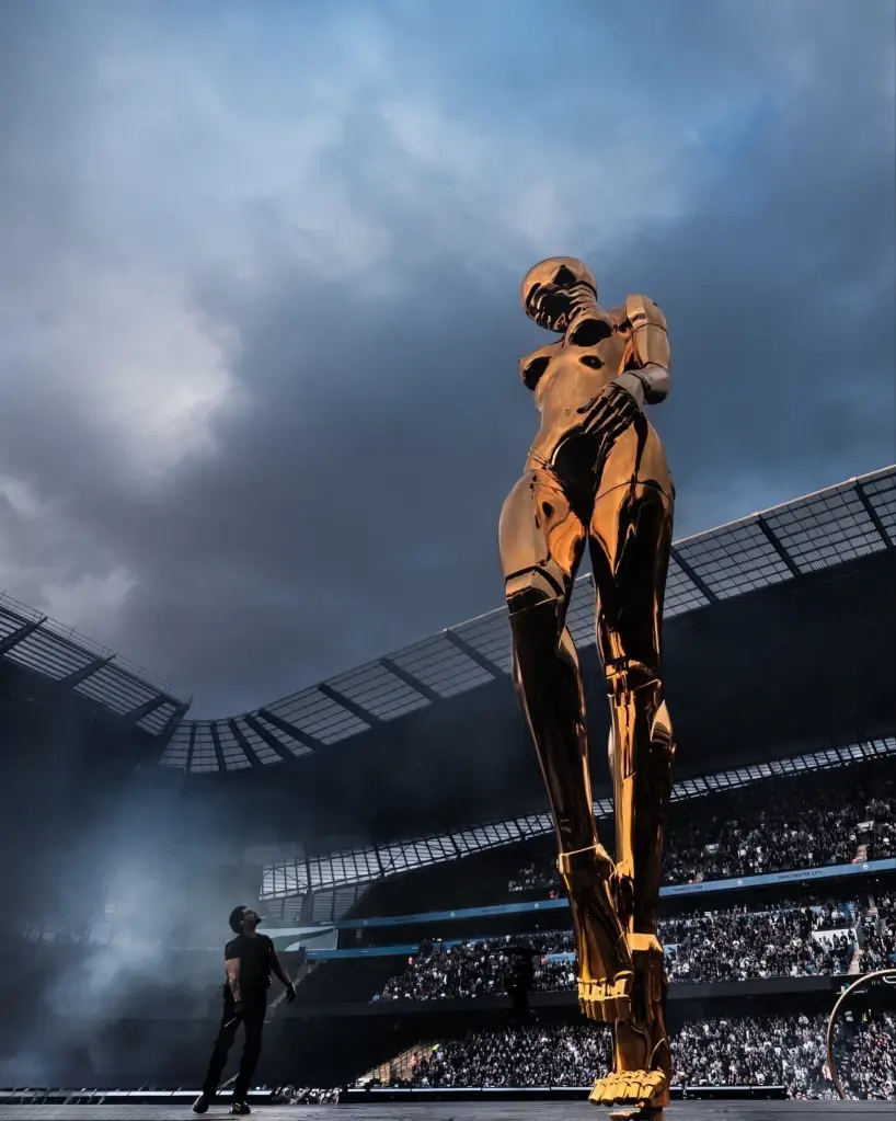 เบื้องหลังหุ่นยักษ์ Sexy Robot ในคอนเสิร์ต The Weeknd ราชมังฯ ความหมายคืออะไร