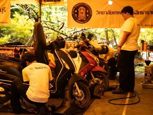 'เด็กช่างสิงห์อาสา' ลุยซ่อมเครื่องไฟฟ้า-เครื่องยนต์หลังน้ำท่วมให้ชาวแฟลตคลองจั่น