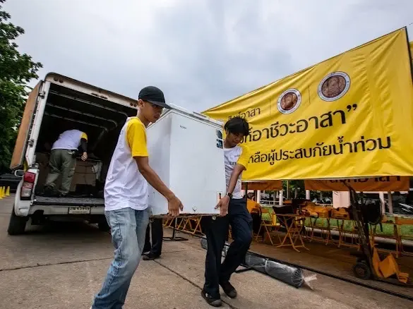 'เด็กช่างสิงห์อาสา' ลุยซ่อมเครื่องไฟฟ้า-เครื่องยนต์หลังน้ำท่วมให้ชาวแฟลตคลองจั่น
