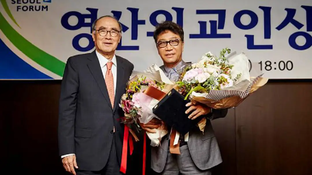 ‘Lee Soo Man’ โปรดิวเซอร์กิตติมศักดิ์ S.M. Ent. รับรางวัลสาขาวัฒนธรรมการทูต ‘Lee Soo Man’ โปรดิวเซอร์กิตติมศักดิ์ S.M. Ent. รับรางวัลสาขาวัฒนธรรมการทูต
