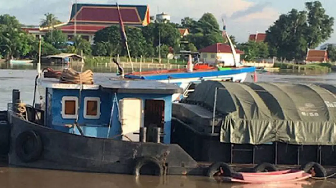 เร่งซ่อมเรือน้ำตาลชนตอม่อสะพานเขตอยุธยา