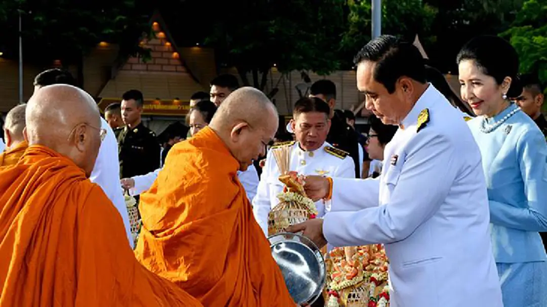 นายกฯทำบุญตักบาตร ถวายพระราชกุศล แด่สมเด็จพระนางเจ้าสิริกิติ์ พระบรมราชินีนาถ นายกฯทำบุญตักบาตร ถวายพระราชกุศล แด่สมเด็จพระนางเจ้าสิริกิติ์ พระบรมราชินีนาถ