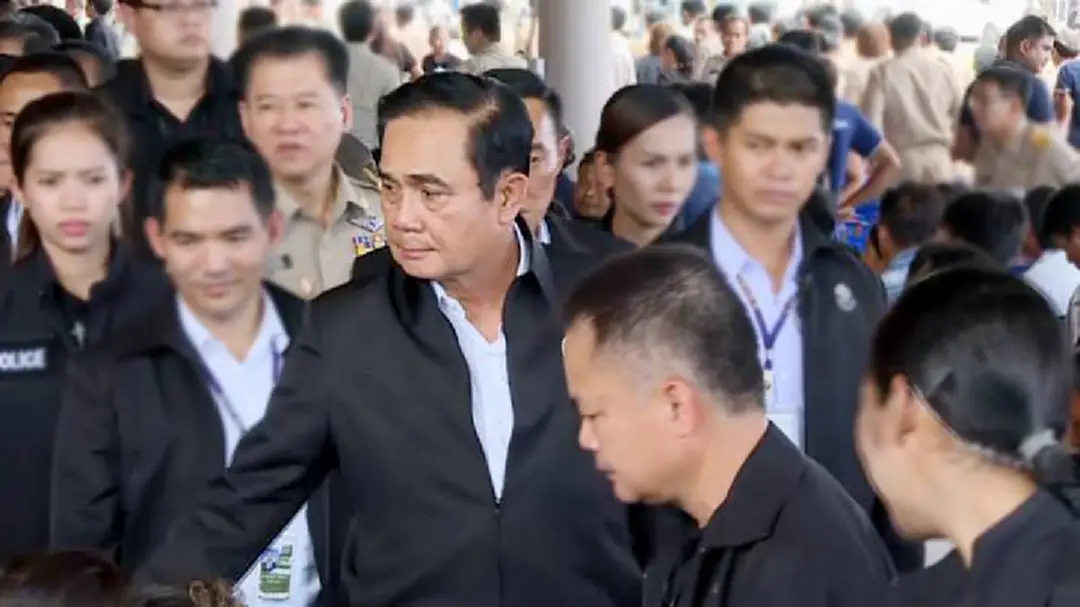 "คนอีสานสีแดง" ฝ่าวงล้อม รปภ. บุกถึงตัวนายกฯ "คนอีสานสีแดง" ฝ่าวงล้อม รปภ. บุกถึงตัวนายกฯ