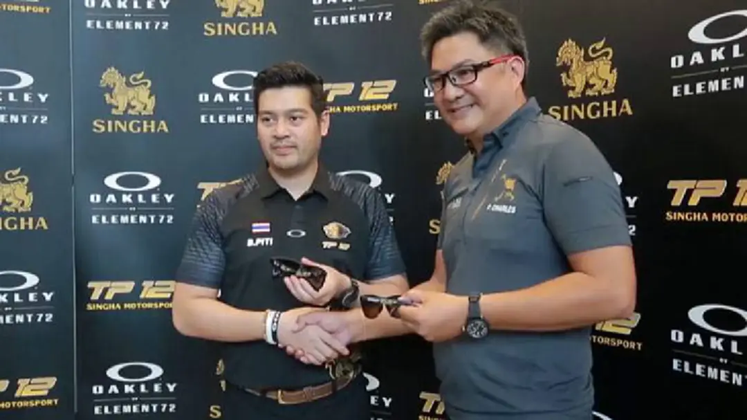 โอ๊คลีย์ ให้สิทธิ์ บริษัท จีทีพี 12 ผลิตแว่นลิมิเต็ด เอดิชั่น
