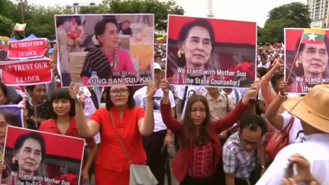 กำลังใจล้น! ชาวเมียนมาชุมนุมให้กำลังใจ "ซูจี" กำลังใจล้น! ชาวเมียนมาชุมนุมให้กำลังใจ "ซูจี"