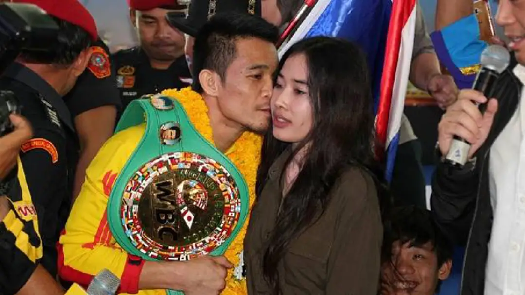 กำปั้นสีชมพู!! เปิดเรื่องราวความรัก "ศรีสะเกษ" กำปั้นสีชมพู!! เปิดเรื่องราวความรัก "ศรีสะเกษ"