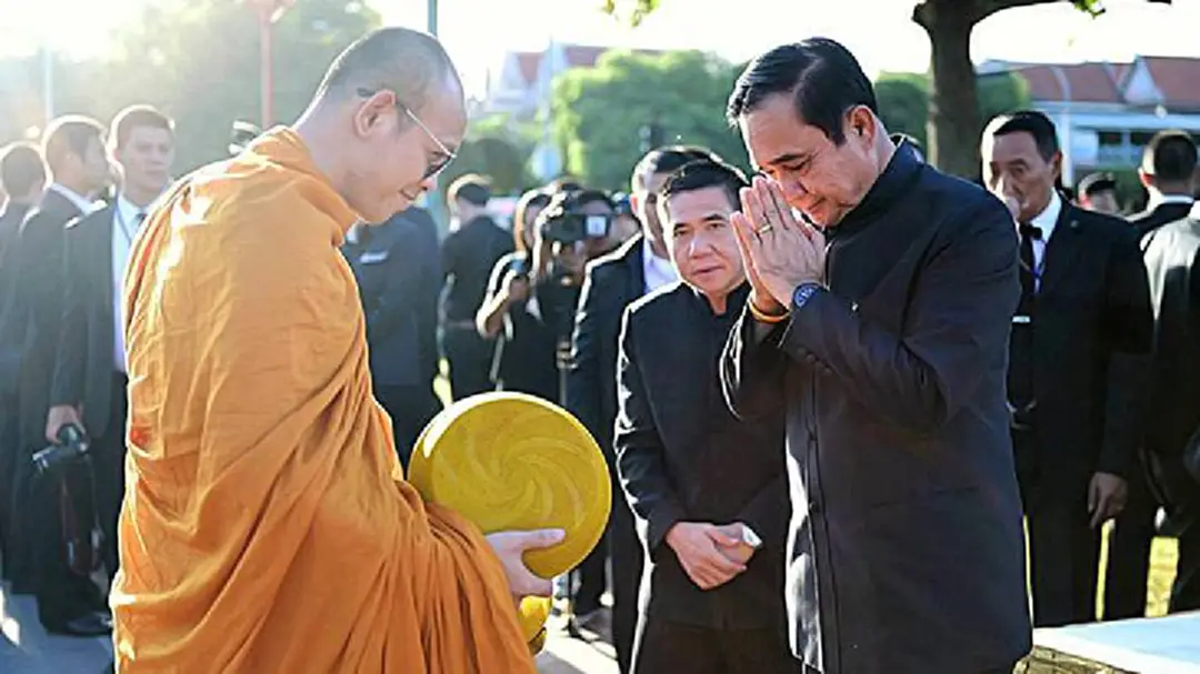 "นายกฯ" นำทัพ ครม.ทำบุญตักบาตร เปิดตลาดกรุงศรี "นายกฯ" นำทัพ ครม.ทำบุญตักบาตร เปิดตลาดกรุงศรี
