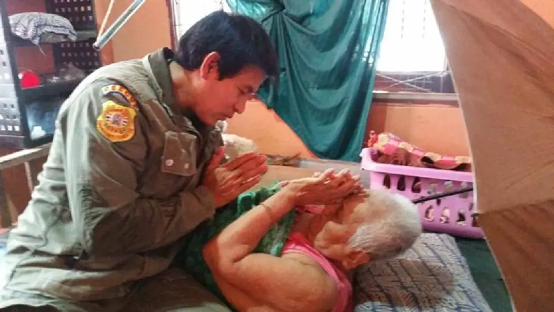 สุดน่าสงสาร! ยายวัย 81 ปีป่วยเป็นอัมพาตนอนติดเตียงกว่า 2ปี จากความเครียดเพราะถูกโกงจนหมดตัว ซ้ำร้าย! ลูกสาวก็ป่วย ผ่าตัดมาแล้วกว่า 5 ครั้ง!