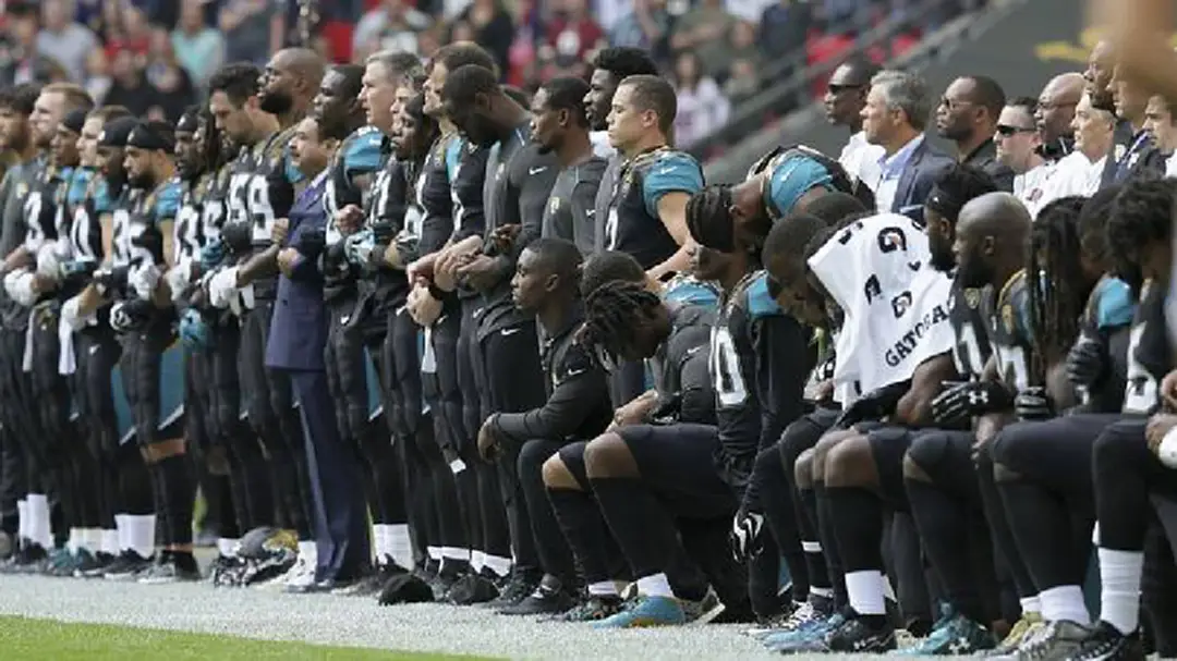 ใครๆ ก็ไม่รัก!! ผู้เล่น NFL ร่วมแสดงสัญลักษณ์ต่อต้าน “ทรัมป์” ระหว่างร้องเพลงชาติสหรัฐฯ (มีคลิป) ใครๆ ก็ไม่รัก!! ผู้เล่น NFL ร่วมแสดงสัญลักษณ์ต่อต้าน “ทรัมป์” ระหว่างร้องเพลงชาติสหรัฐฯ (มีคลิป)
